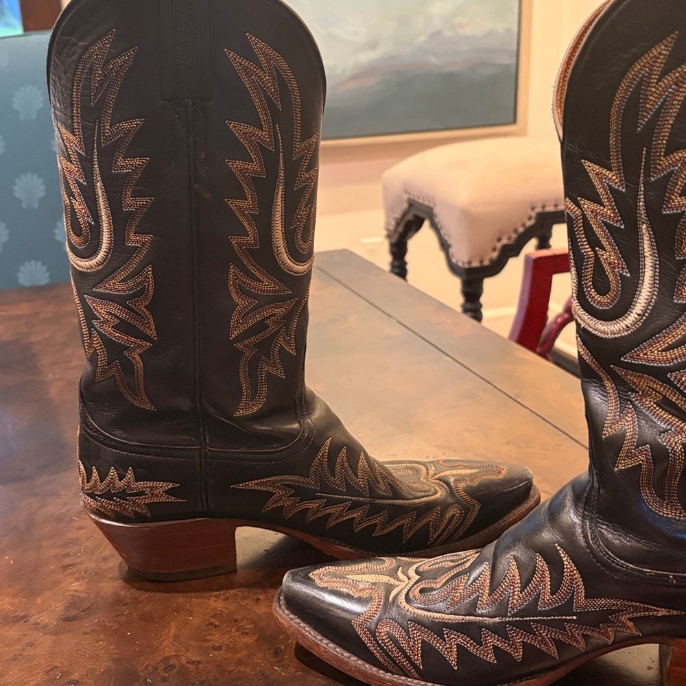 Lucchese women's cowboy boots these are size 8.5 B

Great condition - Picture 3 of 13